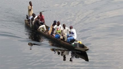 Une pirogue de réfugiés sur la rivière Oubangui en République démocratique du Congo - 08/01/10 (AFP Guy Gervais Kitina)