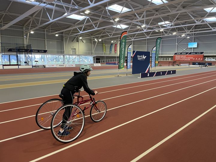 Eve shows her frame running prowess during the para athletics classification day in Saint-Brieuc, February 9, 2024. (Clément Mariotti Pons)