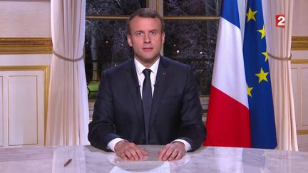 EmmanuelMacron prononce ses vœux&nbsp;aux Français depuis le palais de l'Elysée, le 31 décembre 2017. (FRANCE TELEVISIONS)