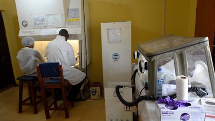 Des professionnels de santé dans une salle de l'Hôpital universitaire spécialisé de l'Institut de recherche sur la fièvre de Lassa à Irrua, dans l'État d'Edo, dans le centre-ouest du Nigéria, le 6 mars 2018.&nbsp; (PIUS UTOMI EKPEI / AFP)