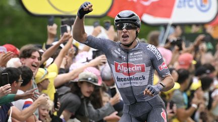 Jasper Philipsen célèbre sa victoire sur la 13e étape du Tour de France, le 12 juillet 2024 à Pau. (MARCO BERTORELLO / AFP)