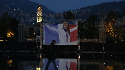 Un grand portrait de Camille Muffat est install&eacute; sur la fa&ccedil;ade de la mairie de Nice (Alpes-Maritimes) (VALERY HACHE / AFP)