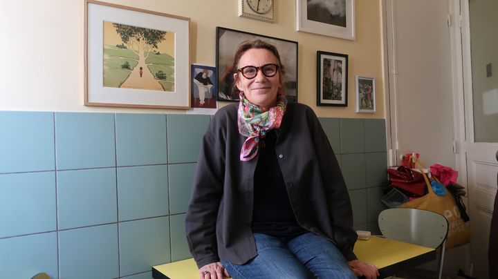 Marie Desplechin dans sa cuisine, où elle écrit (Laurence Houot / franceinfo Culture)