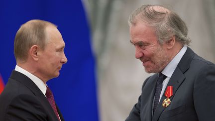 Le président russe Vladimir Poutine remet une médaille au directeur du&nbsp;Mariinsky Theater,&nbsp;Valery Gergiev lors d'une remise de prix au Kremlin en 2016.&nbsp; (IVAN SEKRETAREV/AP/SIPA / AP)