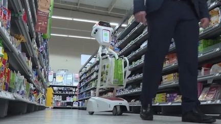 Dans cet hypermarché de Flers (Orne), un robot a donné un coup de vieux aux traditionnels chariots. (FRANCE 3)