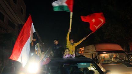 Des Palestiniens f&ecirc;tent&nbsp;l'accord de cessez-le-feu annonc&eacute; entre Isra&euml;l et le Hamas, mercredi 21 novembre, &agrave; Gaza. (MAHMUD HAMS / AFP)