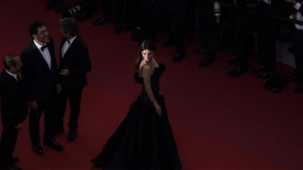 Penelope Cruz, aux côtés d'Asghar Farhadi (à gauche), de l'acteur espagnol Javier Bardem et de l'acteur argentin Ricardo Darin&nbsp;le 8 mai 2018. (LAURENT EMMANUEL / AFP)