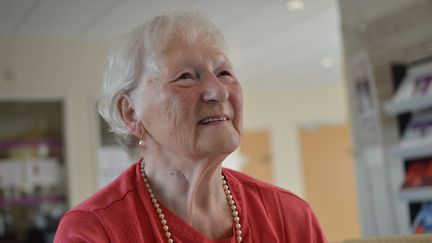 Micheline, 84 ans, résidente de l'Ehpad de Phalsbourg (Moselle) aimerait bien reprendre ses promenades. (VICTOR VASSEUR / RADIO FRANCE)