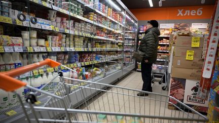 Une femme dans un supermarché de Moscou, en janvier 2023. (NATALIA KOLESNIKOVA / AFP)