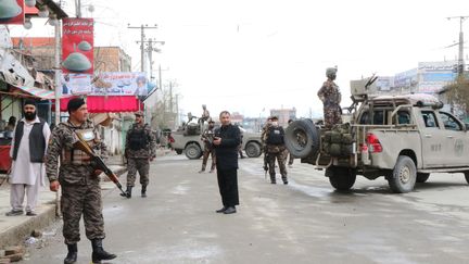 Des soldats afghans devant le temple hindi-sikh attaqué, le 25 mars 2020 à Kaboul (Afghanistan). (HAROON SABAWOON / ANADOLU AGENCY / AFP)