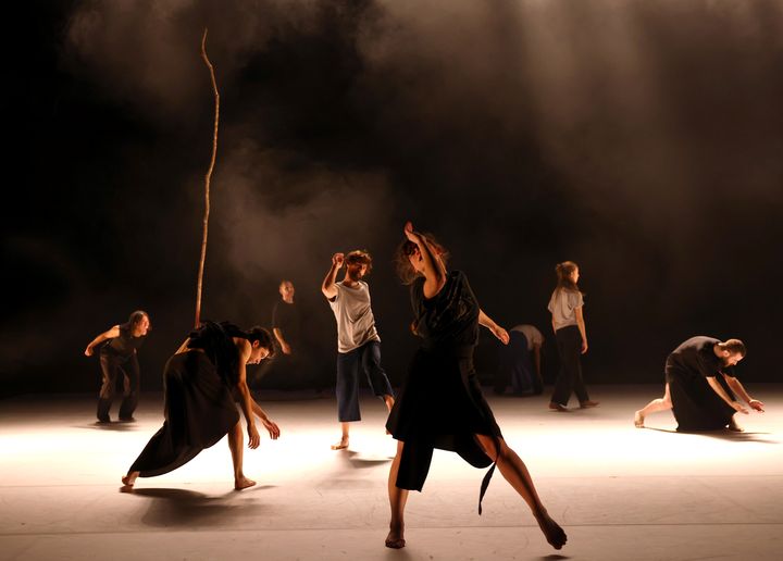 Filage du spectacle "Tendre colère"  avec les danseurs Eva Assayas, Jamil Attar, Johan Bichot, Alex Blondeau, Rosanne Briens, Chiara Corbetta, Andrea Givanovitch, Jeremy Kouyoumdjian, Andrea Moufounda et Emilio Urbinaau, au théâtre Jean Vilar de Suresnes, le 20 décembre 2024. (PATRICK BERGER)