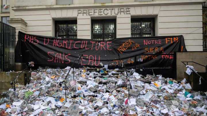 Des détritus déversés par des agriculteurs devant la préfecture de Loire-Atlantique, à Nantes, le 27 novembre 2024. (ESTELLE RUIZ / HANS LUCAS / AFP)