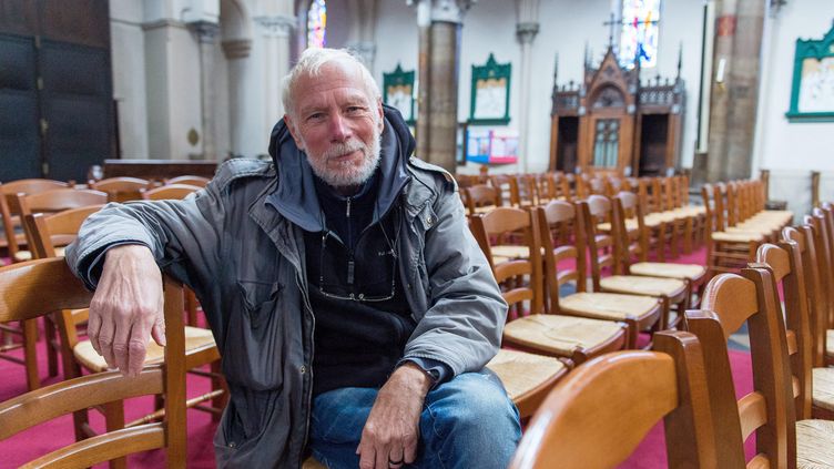 Philippe Demeestère, lors de son 16e jour de grève de la faim pour dénoncer le traitement des migrants à Calais, en l'église Saint-Pierre de Calais, le 27 octobre 2021.&nbsp; (MATHIEU PATTIER / MAXPPP)