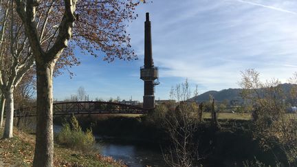 La cheminée en brique rouge est le seul vestige de la verrerie de Givors (Rhône). (FARIDA NOUAR / RADIOFRANCE)