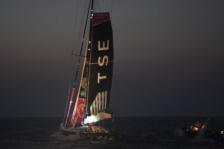 Alexia Barrier arrive aux Sables d'Olonne le 28 février 2021 à bord de son Imoca TSE 4MyPlanet après un tour du monde de 111 jours, 17 heures et 8 minutes en mer. A la 24è place.&nbsp; (JEAN-FRANCOIS MONIER / AFP)