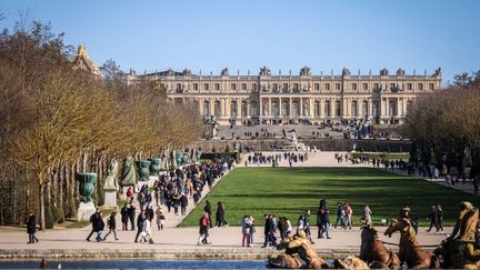 Promeneurs et touristes dans le parc du château de Versailles par un samedi tres ensoleillé&nbsp; (IP3 PRESS/MAXPPP)