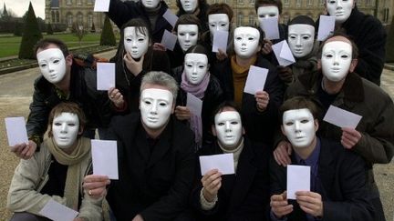 Des membres du Parti blanc posent devant l'hôtel de ville de Caen, le 22 février 2001. (AFP - Mychèle Daniau)