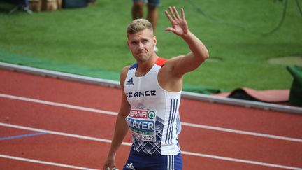 La mine grave, saluant les spectateurs,&nbsp;Kevin Mayer a préféré se retirer. Trois semaines après son second titre mondial&nbsp;à Eugene (Etats-Unis), le Français a stoppé son effort dès la première épreuve du&nbsp;décathlon lors des Championnats européens&nbsp;de Munich, 15 août 2022. Diminué, il ne voulait pas&nbsp;risquer&nbsp;une blessure grave. (LAURENT LAIRYS / AFP)