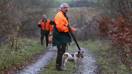 Les journ&eacute;es de chasse, ici le 13 novembre 2010 dans la for&ecirc;t des Angevillers (Moselle), ont caus&eacute; 16 morts en 2011/2012, un chiffre en baisse depuis trois ans. (HECKLER PIERRE / MAXPPP)