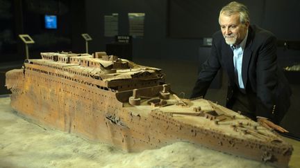 L'explorateur des grands fonds Paul-Henri Nargeolet, spécialiste du Titanic, disparu dans une tentative de visite de l'épave du paquebot en juin 2023, devant une maquette de l'épave du Titanic (photo 2013). (JOEL SAGET / AFP)