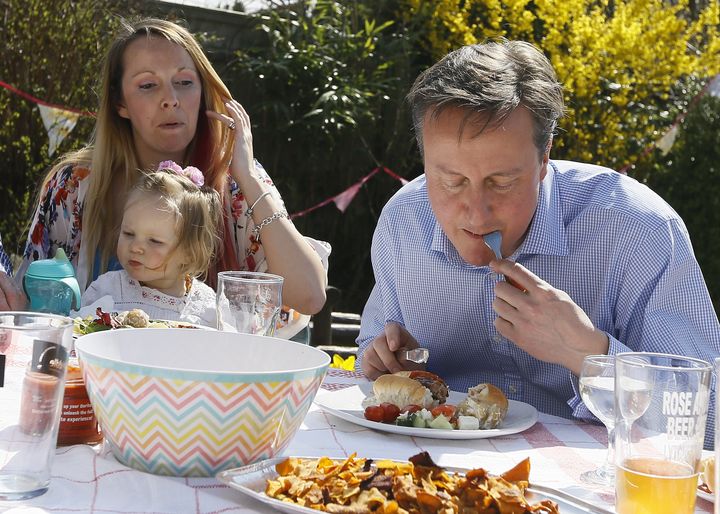 David Cameron mange son hot-dog avec des couverts, le 6 avril 2015.&nbsp; (REUTERS)