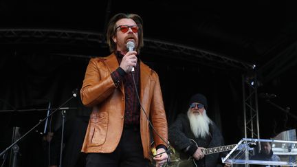 Le chanteur Jesse Hughes lors d'un concert à Paris, le 13 novembre 2017, deux ans après les attentats qui ont touché la capitale française.&nbsp; (PHILIPPE WOJAZER / AFP)