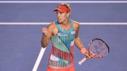 L'Allemande Angélique Kerber serre le poing après un point marqué face à l'Américaine Serena Williams le 30 janvier 2016 en finale de l'Open d'Australie à Melbourne. (PETER PARKS / AFP)