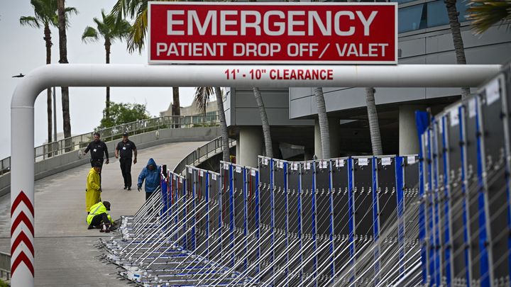 À Tampa (Floride), des ouvriers s'activent autour de l'hôpital de la ville afin de le protéger de l'ouragan Idalia. (MIGUEL J. RODRIGUEZ CARRILLO / MIGUEL J. RODRIGUEZ CARRILLO)