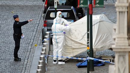 Des membres de la police scientifique sur les lieux de la fusillade au Mus&eacute;e juif de Bruxelles (Belgique), le 24 mai 2014. (ERIC VIDAL / REUTERS )