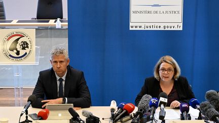 La procureure Line Bonnet -Mathis et le directeur de la police judiciaire Damien Delaby en conférence de presse à Annecy (Haute-Savoie), le 10 juin 2023, après l'attaque au couteau dans un parc de la ville le 8 juin. (JEAN-PHILIPPE KSIAZEK / AFP)