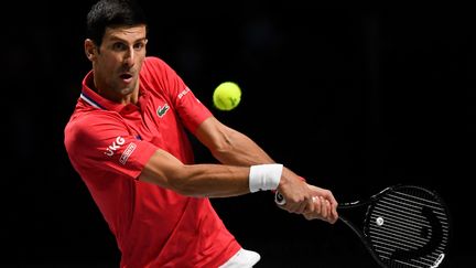 Novak Djokovic&nbsp;contre le Kazakh Alexander Bublik lors du match de quart de finale du simple messieurs du tournoi de tennis de la Coupe Davis à Madrid (Espagne), le 2 décembre 2021.
 (OSCAR DEL POZO / AFP)