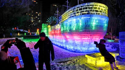 Pendant plus ou moins un mois, en fonction des conditions climatiques, les visiteurs sont invit&eacute;s &agrave; venir d&eacute;ambuler au milieu d'immenses sculptures de glace et de neige. (AFP)