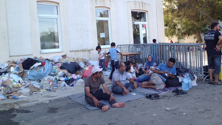 Des migrants devant la gare de Tovarnik, jeudi 17 septembre 2015. (ELISE LAMBERT / FRANCETV INFO)