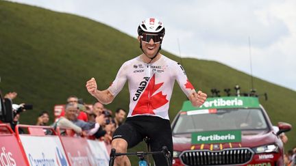 Le Canadien Michael Woods, après sa victoire sur la 13e étape de la Vuelta, le 30 août 2024, au sommet du Puerto de Ancares. (MIGUEL RIOPA / AFP)