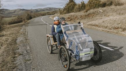 Michel et Hélène Jacquemin à bord d'un prototype de 'Véloto', le 19 février 2022 à Saint-Beauzély (Aveyron). (PIERRE MOREL / FRANCEINFO)