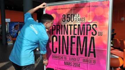 Installation de l'affiche du Printemps du cinéma 2014 au Cinéville de Quimper (14 mars 2014)
 (Claude Prigent / Le Télégramme / PaxPPP)