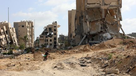 Un Palestinien dans la ville bombardée de Beit Lahia, dans le nord de la bande de Gaza, le 4 mai 2024. (AFP)