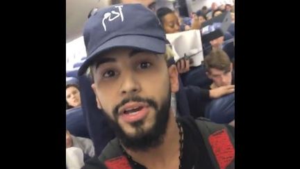 Adam Saleh se filme dans une vidéo&nbsp;où on le voit se faire mettre dehors d'un avion par le personnel, le 21 décembre 2016.&nbsp; (ADAM SALEH / TWITTER)