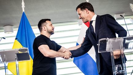 Le président ukrainien Volodymyr Zelensky et le Premier ministre néerlandais Mark Rutte lors d'une visite à la base aérienne d'Eindhoven, aux Pays-Bas, le 20 août 2023. (ROB ENGELAAR / ANP MAG / AFP)