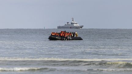 Un bateau de migrants au large de Gravelines (Nord), le 26 avril 2024. (SAMEER AL-DOUMY / AFP)