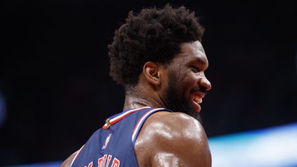 Joel Embiid&nbsp;lors du match de son équipe, les&nbsp;76ers de&nbsp;Philadelphie,&nbsp;contre les Raptors de Toronto, le 28 avril 2022. (COLE BURSTON / GETTY IMAGES / AFP)