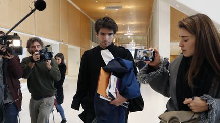 L'avocat et essayiste Juan Branco, proche de l'artiste russe Piotr Pavlenski, au tribunal de Paris, mardi 18 février 2020.&nbsp; (FRANCOIS GUILLOT / AFP)