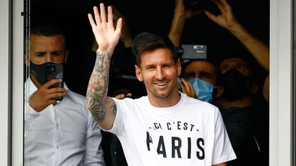 Lionel Messi salue les fans parisiens à l'aéroport du Bourget, le 10 août 2021. (SAMEER AL-DOUMY / AFP)