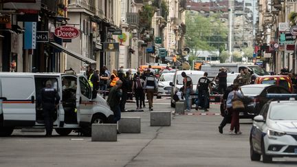 Des policiers dans une la rue Victor-Hugo, dans le 2e arrondissement de Lyon, après une explosion survenue le 24 mai 2019. (NICOLAS LIPONNE / NURPHOTO / AFP)