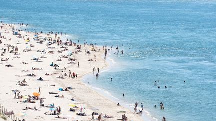 La plage du&nbsp;Petit Nice, à&nbsp;Pyla-sur-Mer (Gironde), le 21 juin 2020.&nbsp; (VALENTINO BELLONI / HANS LUCAS / AFP)