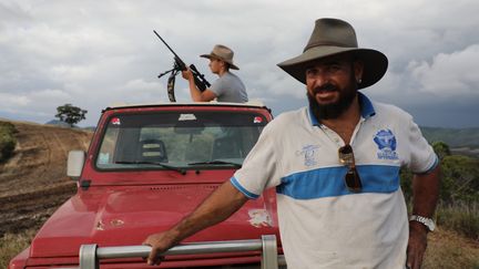 Axel et Valerick Roy dans leur domaine à Moindou en Nouvelle-Calédonie. (ELISE LAMBERT/FRANCEINFO)