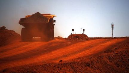 Un camion chargé de minerai circule sur le site d'une mine de fer à quelque 400 km de la ville de Port Hedland (côte ouest de l'Australie). (Reuters - David Gray)