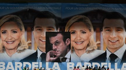 Une affiche électorale du Rassemblement national lors des législatives 2024 et une photo d'Emmanuel Macron (photo d'illustration). (ARTUR WIDAK / NURPHOTO / AFP)