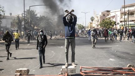 Des Sénéglais manifestent, le 8 mars 2021, dans les rues de la capitale Dakar, contre le président Macky Sall. (JOHN WESSELS / AFP)