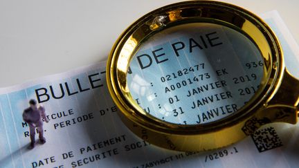 Un bulletin de paie, le 5 février 2019, à Paris. (RICCARDO MILANI / HANS LUCAS / AFP)